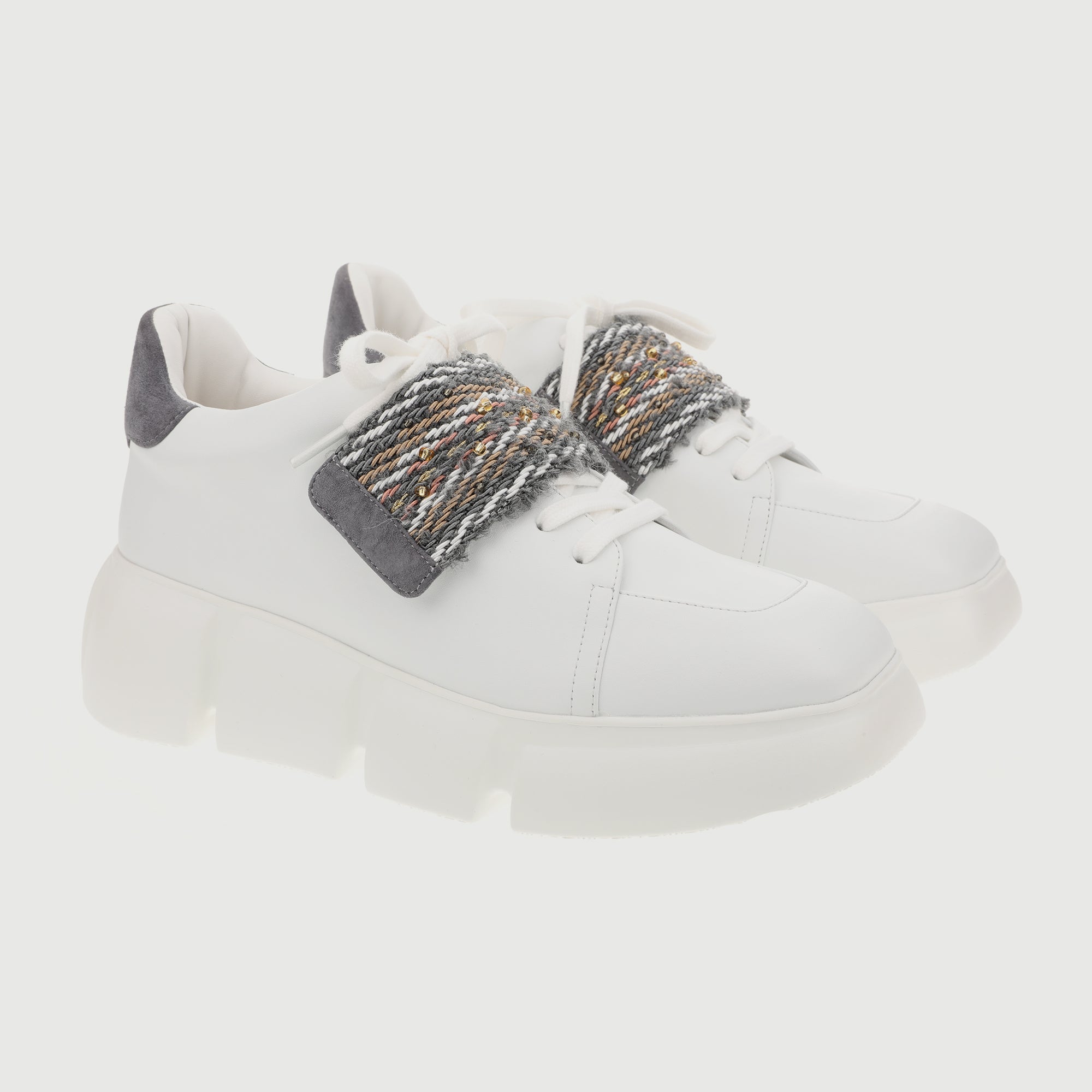 Sneakers with wool straps