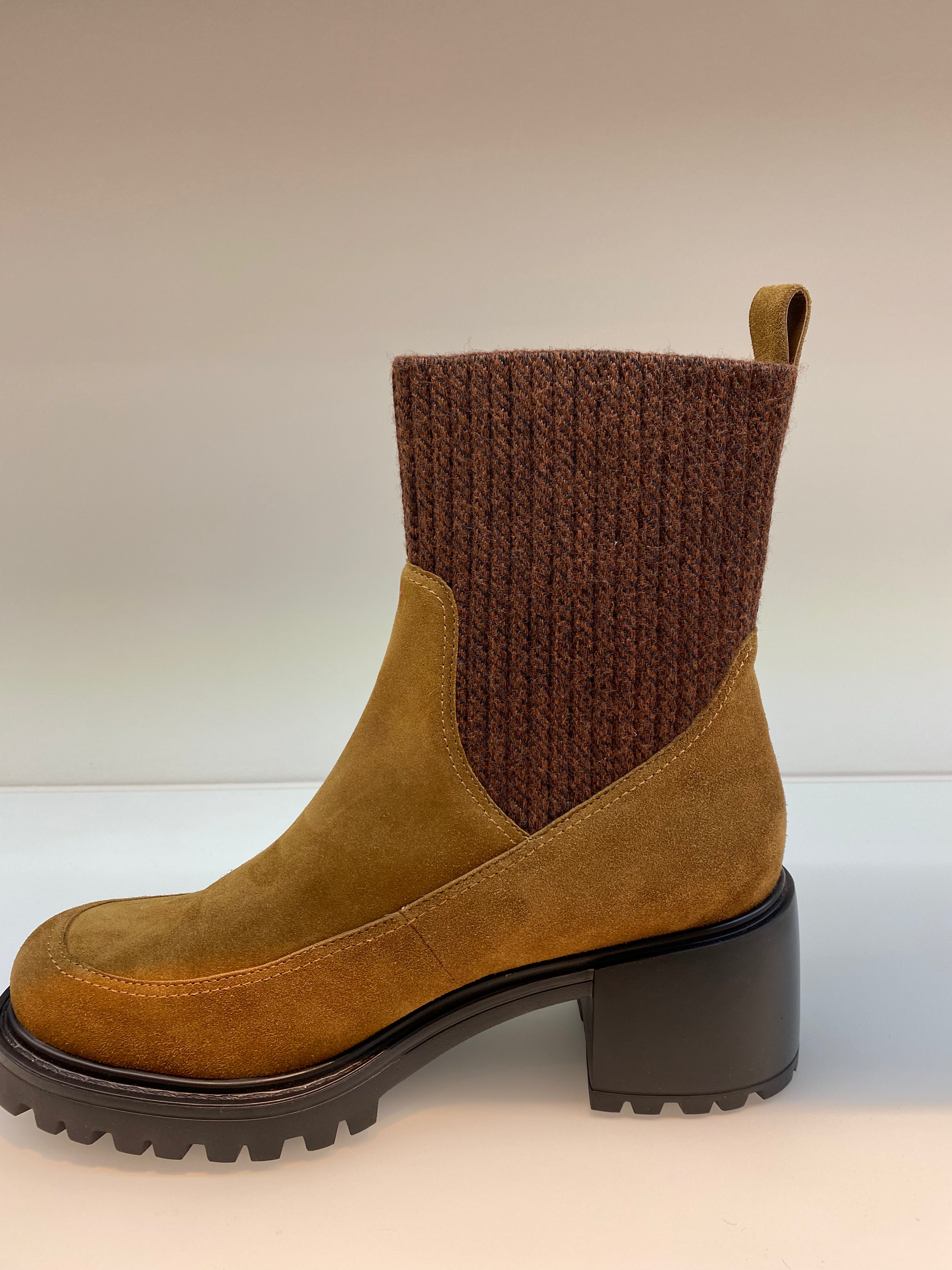 Boot with leather and wool