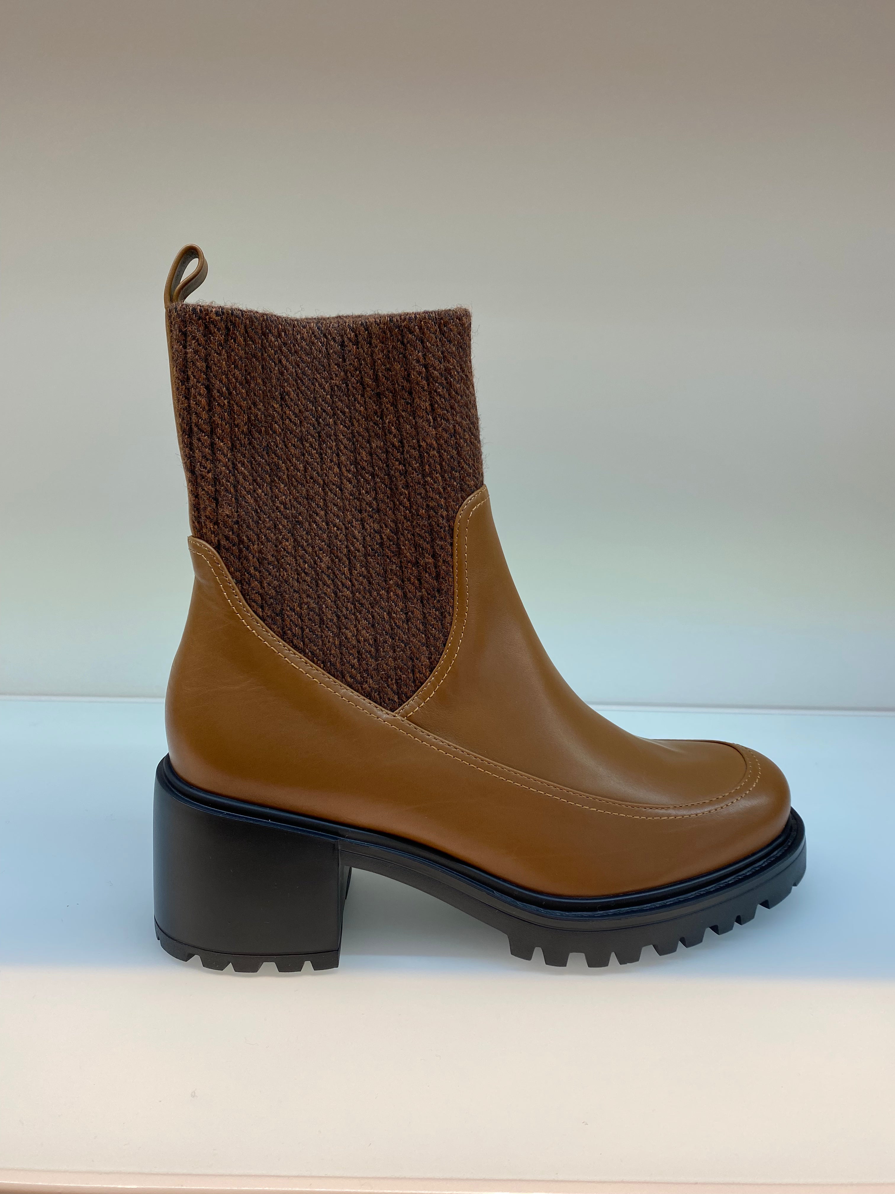 Boot with leather and wool